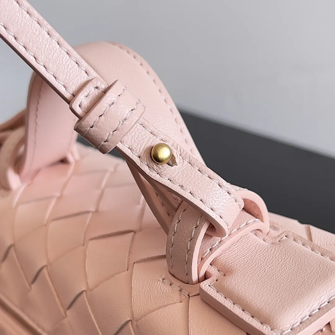 Batch 1360 Bottega Veneta 24 spring and summer woven zipper crossbody bag. A crossbody bag that can be used as a cosmetic bag. The exquisite weaving and compact body are an indispensable accessory for the upcoming summer. The double zipper also better protects the bag. It has a large capacity. If you like it, don’t miss it. Style number: 789109 Size: 22*12.5*5cm